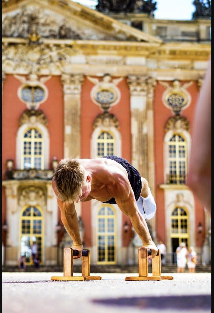 William Scheifler beim Calisthenics-Training auf Parallettes